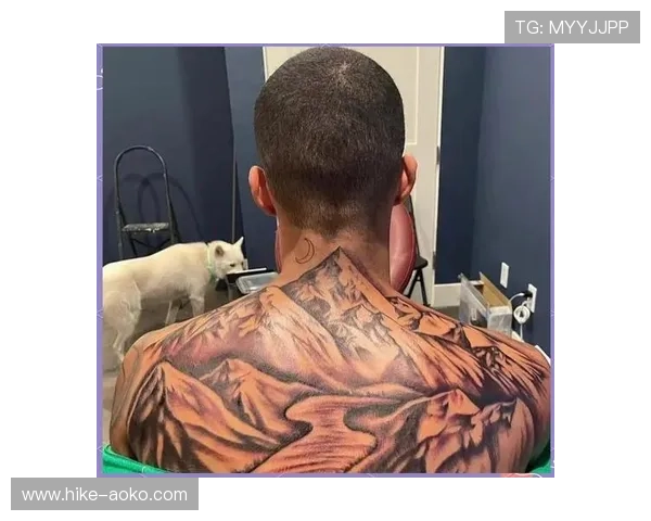 足球球星独特纹身展现般若面孔诠释力量与信仰的个性表达